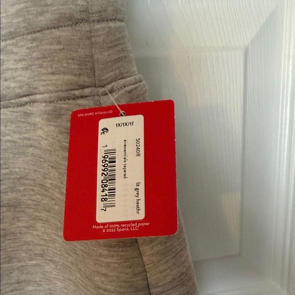NWT: SPANX Air Essentials Light Gray Tapered Pant, 1X - Picture 2 of 4